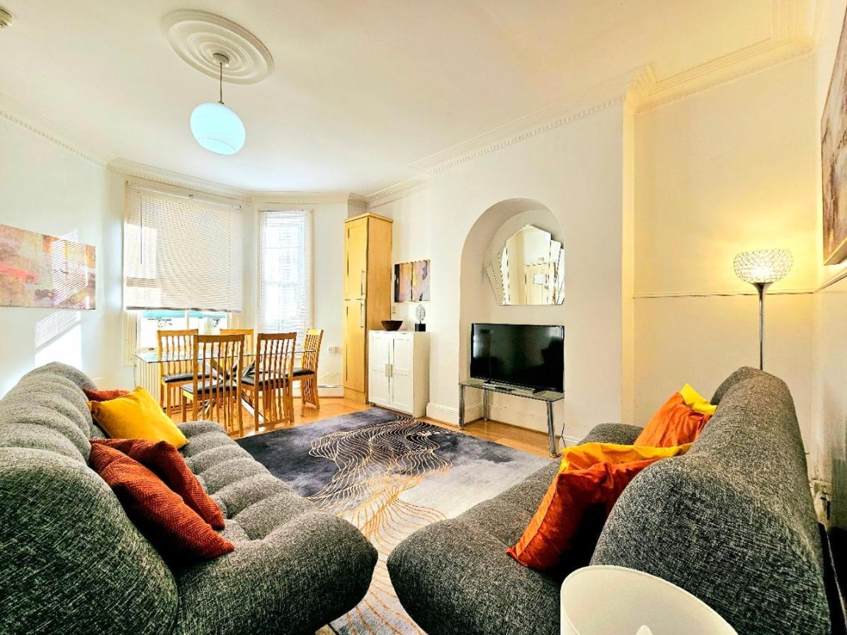 Spacious & Cosy 2 Bedroom Home Plus 2 Sofa-Beds With Private Entrance And Back Patio, 3 Min Walk To Earl'S Court Station Londra Exterior foto