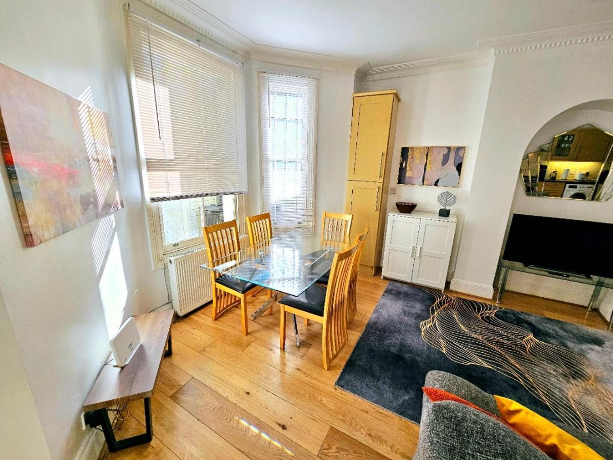 Spacious & Cosy 2 Bedroom Home Plus 2 Sofa-Beds With Private Entrance And Back Patio, 3 Min Walk To Earl'S Court Station Londra Exterior foto