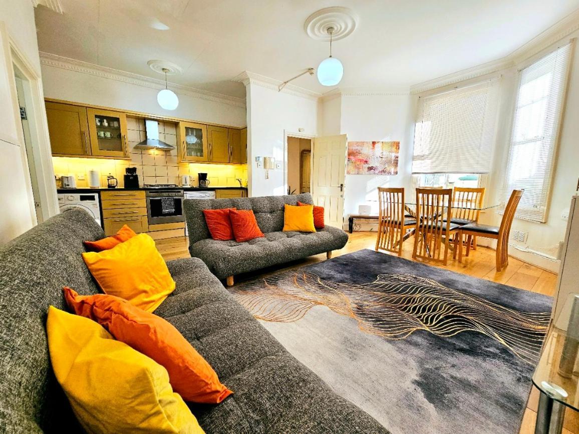 Spacious & Cosy 2 Bedroom Home Plus 2 Sofa-Beds With Private Entrance And Back Patio, 3 Min Walk To Earl'S Court Station Londra Exterior foto