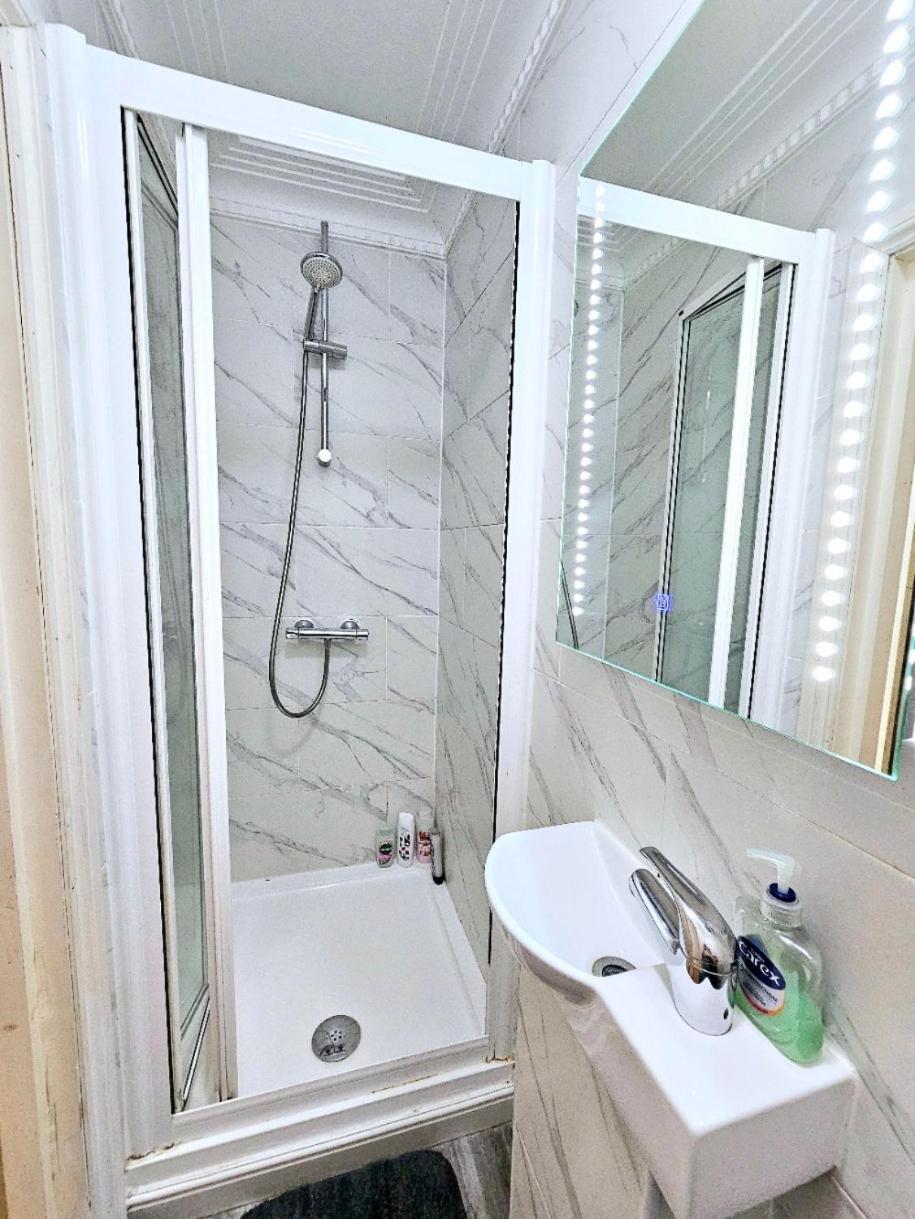 Spacious & Cosy 2 Bedroom Home Plus 2 Sofa-Beds With Private Entrance And Back Patio, 3 Min Walk To Earl'S Court Station Londra Exterior foto