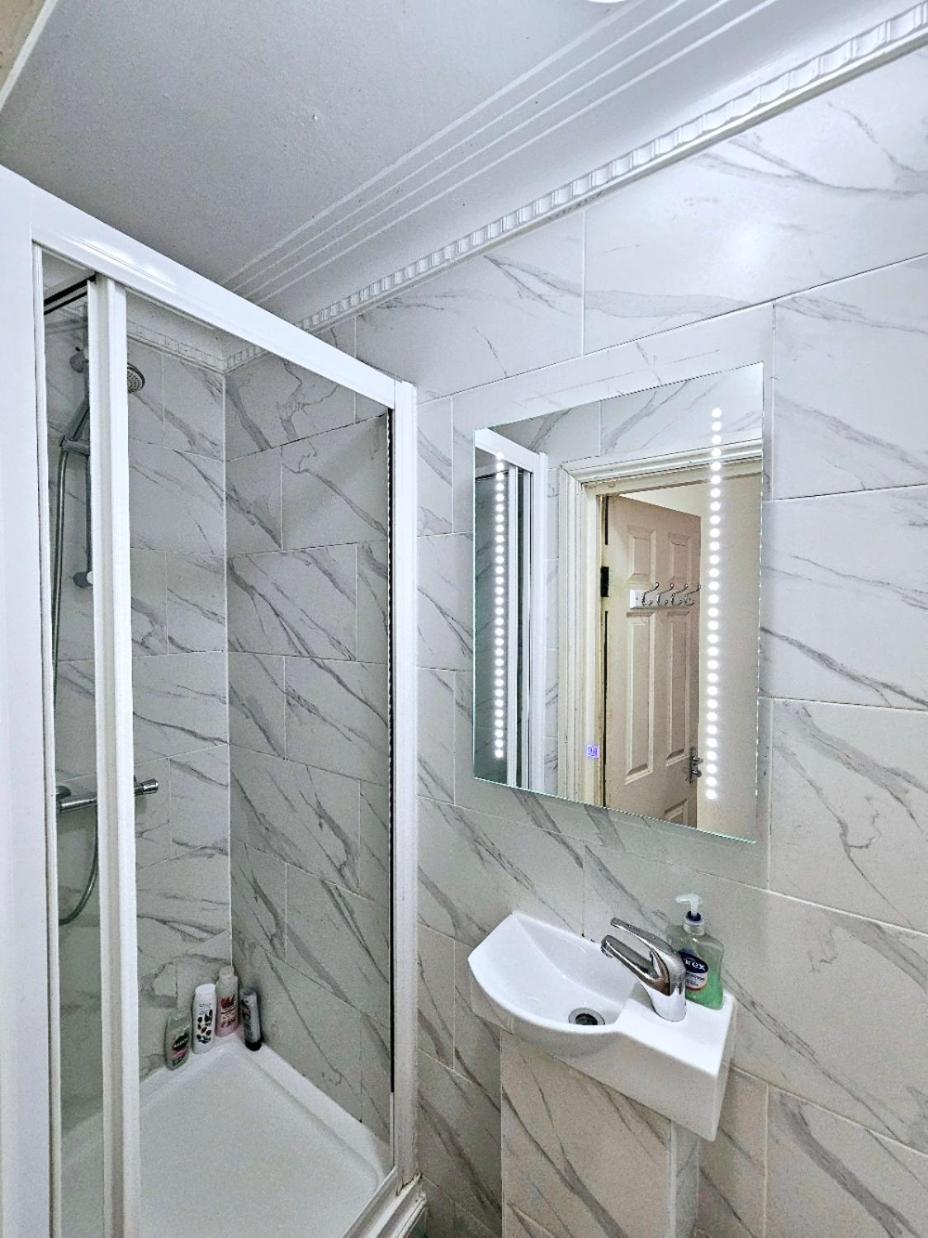 Spacious & Cosy 2 Bedroom Home Plus 2 Sofa-Beds With Private Entrance And Back Patio, 3 Min Walk To Earl'S Court Station Londra Exterior foto
