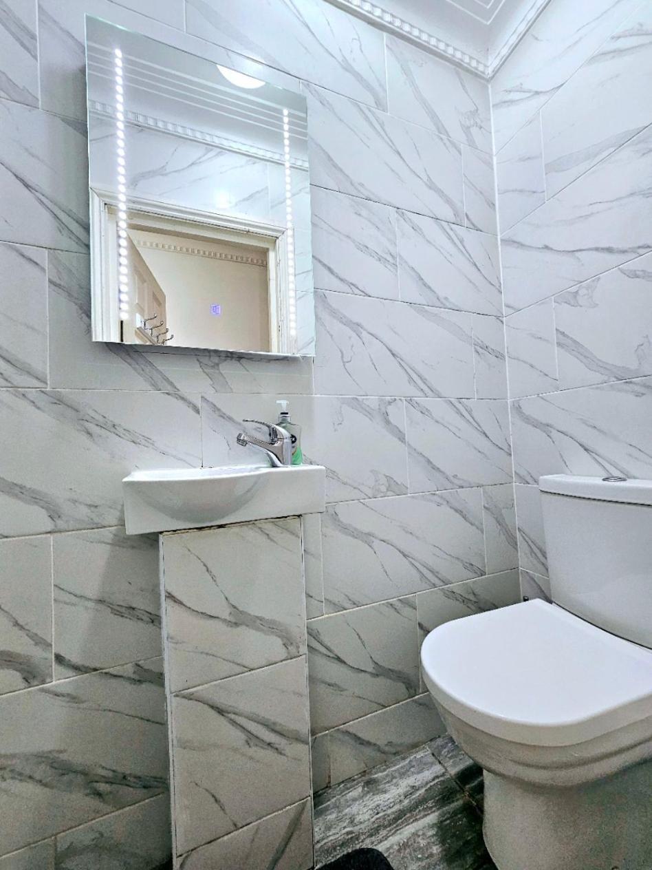 Spacious & Cosy 2 Bedroom Home Plus 2 Sofa-Beds With Private Entrance And Back Patio, 3 Min Walk To Earl'S Court Station Londra Exterior foto