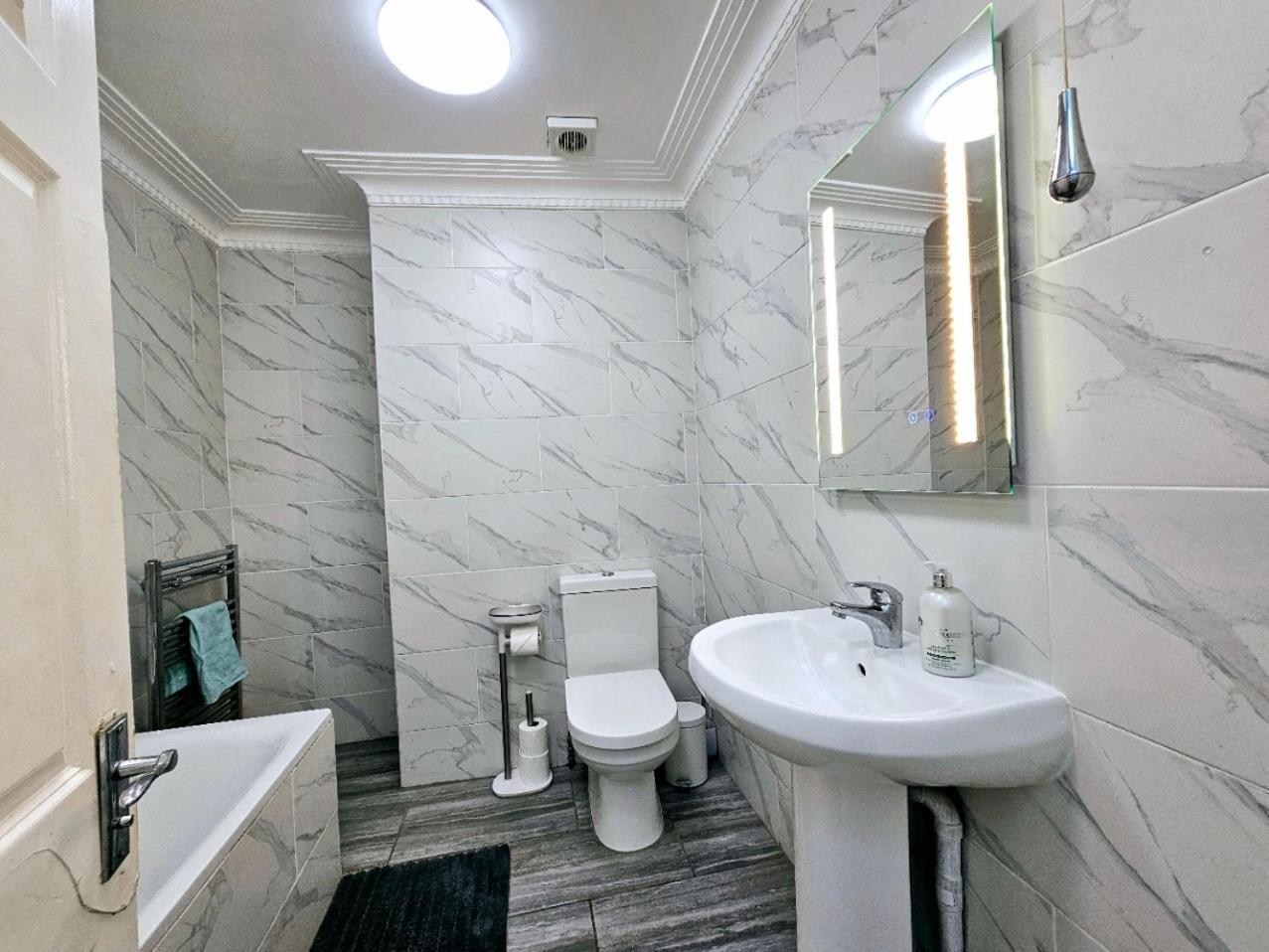 Spacious & Cosy 2 Bedroom Home Plus 2 Sofa-Beds With Private Entrance And Back Patio, 3 Min Walk To Earl'S Court Station Londra Exterior foto
